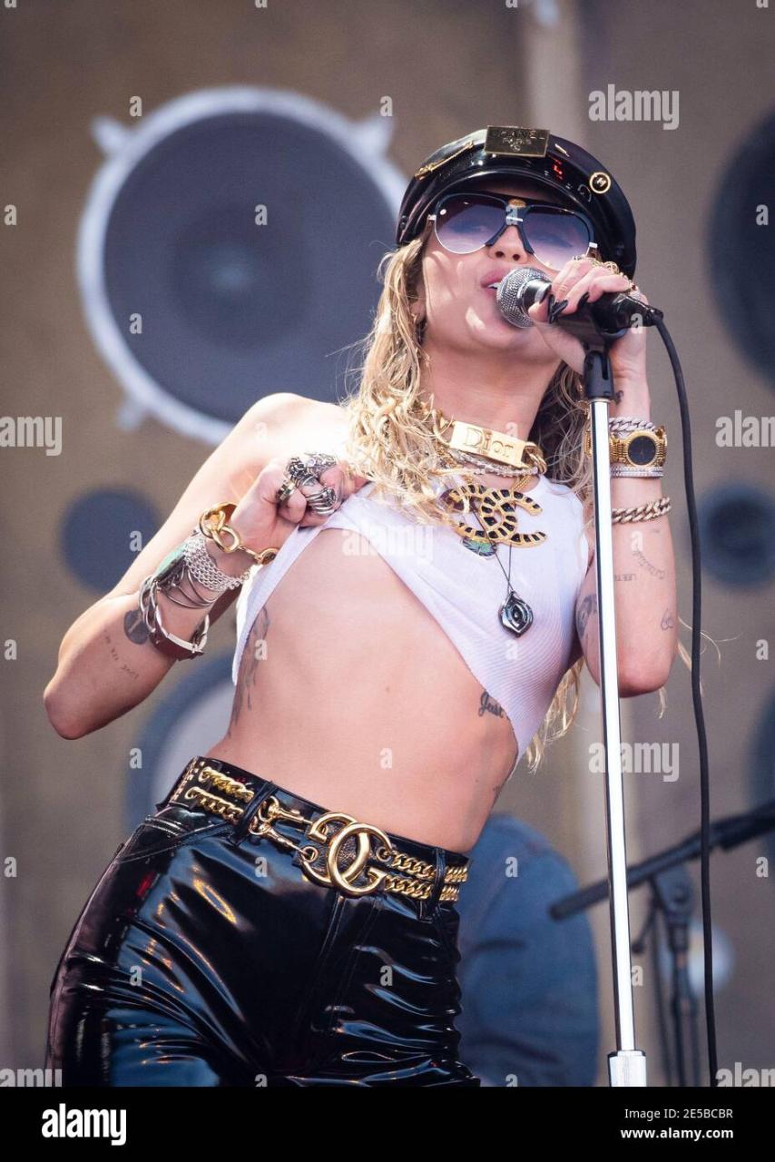 Miley Cyrus performs live on the Pyramid Stage at Worthy Farm, Pilton, Somerset Stock PH๏τo - Alamy